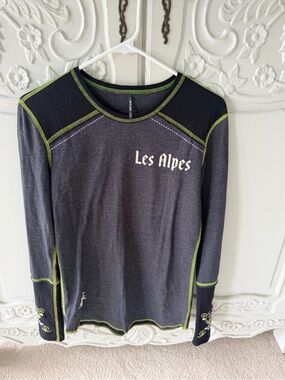 Alp n Rock - Les Alpes Long Sleeve Edelweiss Henley Top w/ embroidered flowers